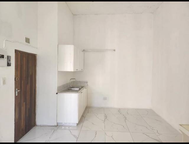 1 BEDROOM PROPERTY TO RENT IN CROSSMOOR